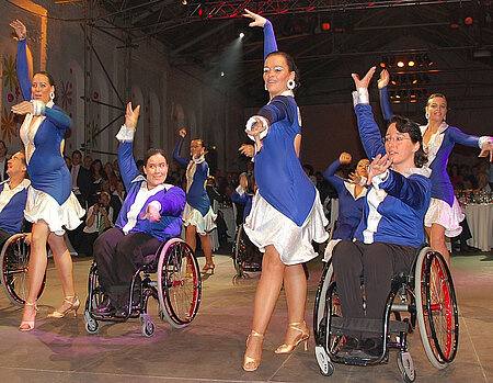 Aufführung eines Rollstuhltanzes Aufführung eines Rollstuhltanzes